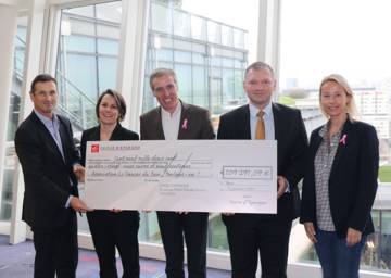 A check for €109,291 presented to the association Le cancer du sein, parlons-en!